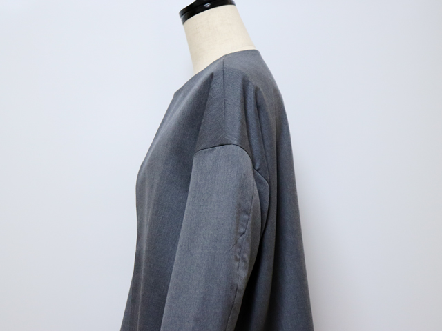 ユティリテ 上質なウール素材 短め丈のクルーネックジャケット 